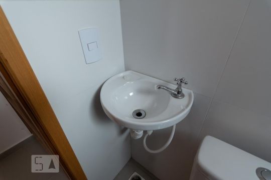 Banheiro de kitnet/studio para alugar com 1 quarto, 10m² em Vila São Pedro, Santo André