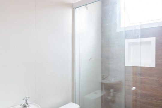 Banheiro de kitnet/studio para alugar com 1 quarto, 10m² em Vila São Pedro, Santo André