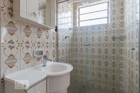Banheiro de kitnet/studio para alugar com 1 quarto, 31m² em Protásio Alves, Porto Alegre