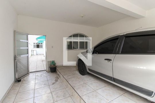 Garagem de casa para alugar com 3 quartos, 108m² em Jardim São João (zona Leste), São Paulo