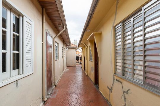CORREDOR EXTERNO de casa à venda com 4 quartos, 400m² em Chácara Mafalda, São Paulo