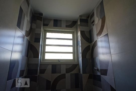 Banheiro de apartamento à venda com 2 quartos, 81m² em Floresta, Porto Alegre