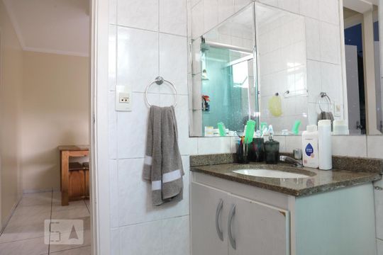 Banheiro de apartamento para alugar com 2 quartos, 52m² em Demarchi, São Bernardo do Campo