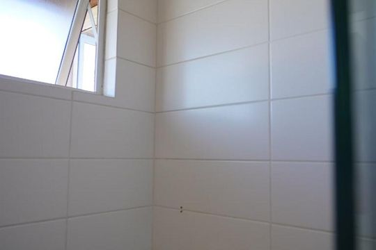 Banheiro - Corredor de apartamento para alugar com 2 quartos, 90m² em Chácara das Pedras, Porto Alegre
