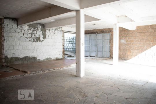 Garagem de casa à venda com 2 quartos, 600m² em Vila Nova, Porto Alegre
