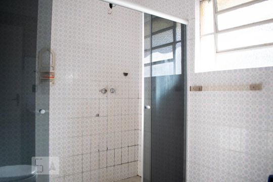Banheiro de casa à venda com 2 quartos, 600m² em Vila Nova, Porto Alegre
