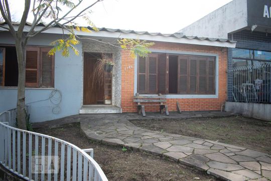 Fachada de casa à venda com 2 quartos, 600m² em Vila Nova, Porto Alegre