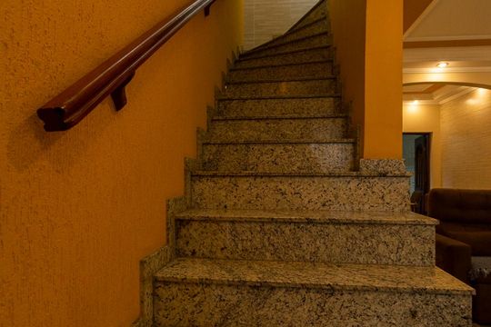ESCADAS de casa à venda com 2 quartos, 236m² em Água Rasa, São Paulo