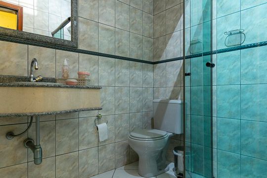 BANHEIRO COMUM de casa à venda com 2 quartos, 236m² em Água Rasa, São Paulo