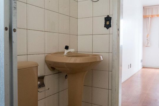 Banheiro de apartamento para alugar com 1 quarto, 37m² em Santo Antônio, Porto Alegre