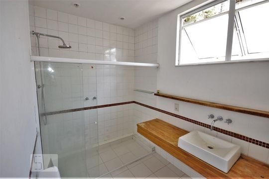 Banheiro 1 de casa à venda com 5 quartos, 276m² em Laranjeiras, Rio de Janeiro