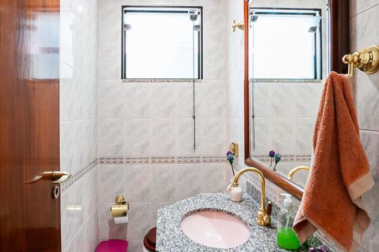 Lavabo de casa à venda com 3 quartos, 312m² em Vila Pinheirinho, Santo André