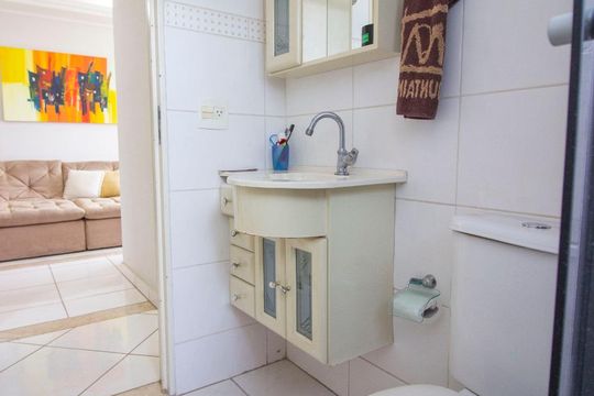 Banheiro de apartamento para alugar com 2 quartos, 58m² em Anhangabaú, Jundiaí