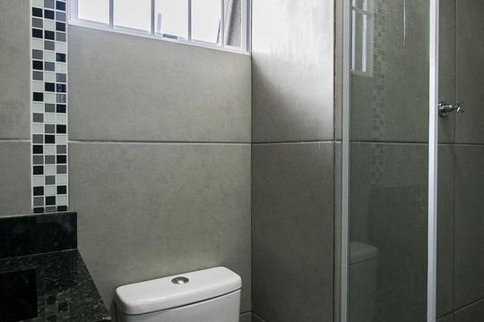 Banheiro de kitnet/studio para alugar com 1 quarto, 30m² em Belenzinho, São Paulo