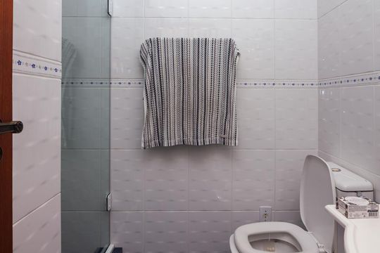 Banheiro de casa de condomínio à venda com 3 quartos, 183m² em Vila Nova, Porto Alegre