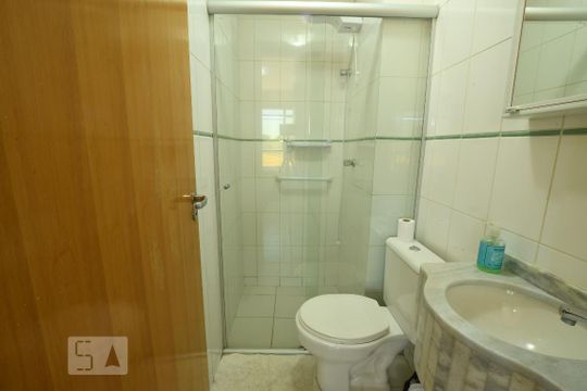 Banheiro de kitnet/studio para alugar com 1 quarto, 33m² em Octogonal, Brasília