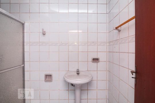 Banheiro de casa à venda com 4 quartos, 440m² em Azenha, Porto Alegre