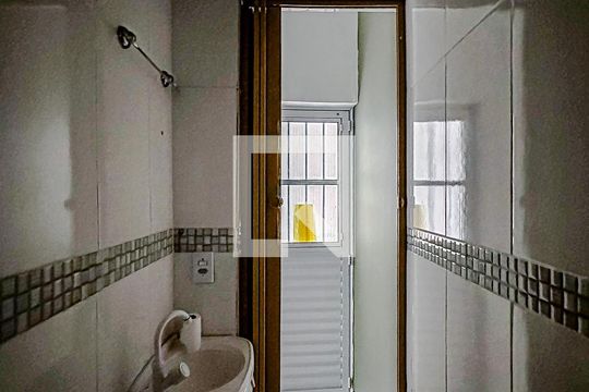 Banheiro de kitnet/studio para alugar com 1 quarto, 40m² em Vila Bertioga, São Paulo