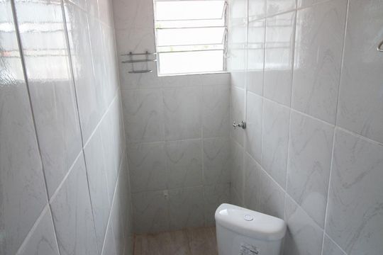 Banheiro de kitnet/studio para alugar com 1 quarto, 40m² em Vila Bertioga, São Paulo