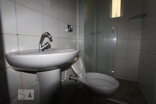 Banheiro de apartamento à venda com 1 quarto, 31m² em Centro, Curitiba