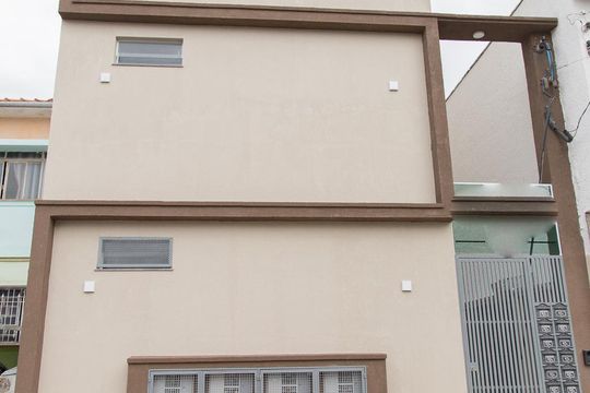 Fachada de casa de condomínio à venda com 3 quartos, 148m² em Vila Bertioga, São Paulo