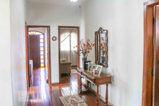Corredor de casa para alugar com 4 quartos, 300m² em Vila Cloris, Belo Horizonte
