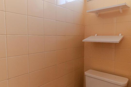 Banheiro de Serviço de apartamento para alugar com 2 quartos, 70m² em Cambuí, Campinas