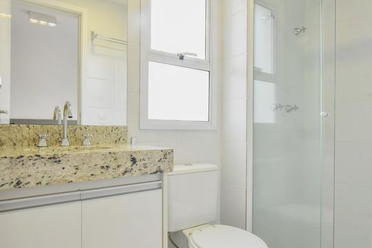 Banheiro de kitnet/studio para alugar com 1 quarto, 35m² em Campo Belo, São Paulo