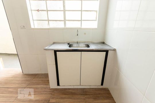 Cozinha de casa para alugar com 1 quarto, 70m² em Jardim Eliane, São Paulo