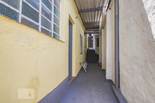 Corredor de casa para alugar com 1 quarto, 70m² em Jardim Eliane, São Paulo