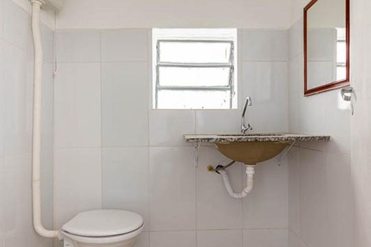Banheiro de casa para alugar com 1 quarto, 70m² em Jardim Eliane, São Paulo