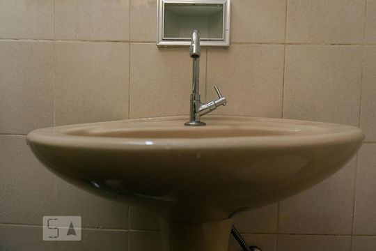 Lavabo de casa para alugar com 4 quartos, 330m² em Chora Menino, São Paulo
