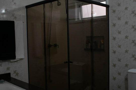 Banheiro Suíte de casa de condomínio à venda com 4 quartos, 213m² em Vila Nova, Porto Alegre