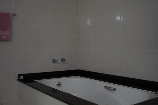 Banheiro Suíte de casa de condomínio à venda com 4 quartos, 213m² em Vila Nova, Porto Alegre