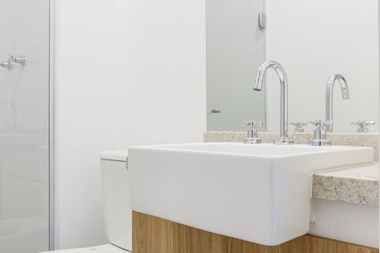 Banheiro de apartamento para alugar com 1 quarto, 30m² em Pinheiros, São Paulo