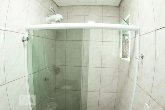 Banheiro de kitnet/studio para alugar com 1 quarto, 30m² em Parque Edu Chaves, São Paulo