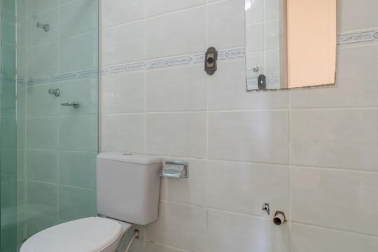 Banheiro de apartamento à venda com 2 quartos, 68m² em Alto Petrópolis, Porto Alegre