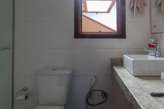 Banheiro da Suíte de casa de condomínio à venda com 4 quartos, 252m² em Cavalhada, Porto Alegre