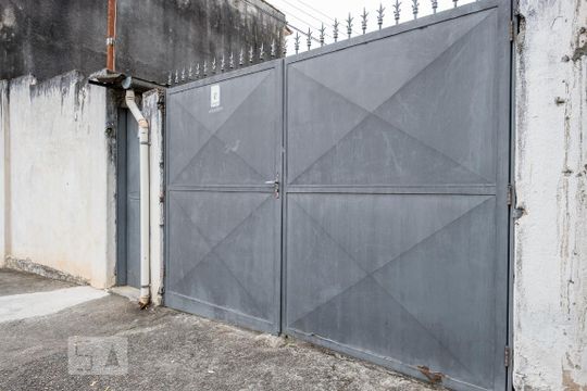 Fachada de casa à venda com 2 quartos, 250m² em Vila Ipojuca, São Paulo