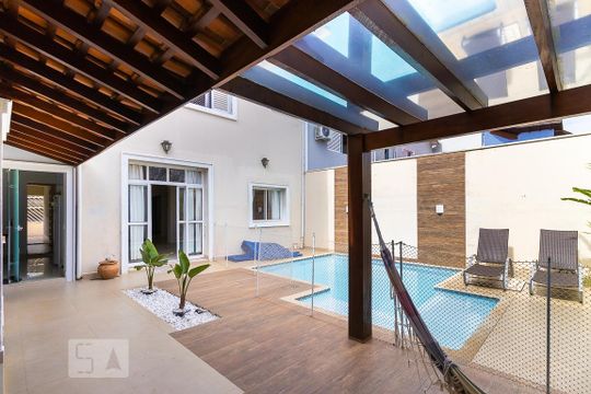 Quintal com piscina de casa de condomínio para alugar com 4 quartos, 300m² em Loteamento Caminhos de São Conrado (sousas), Campinas