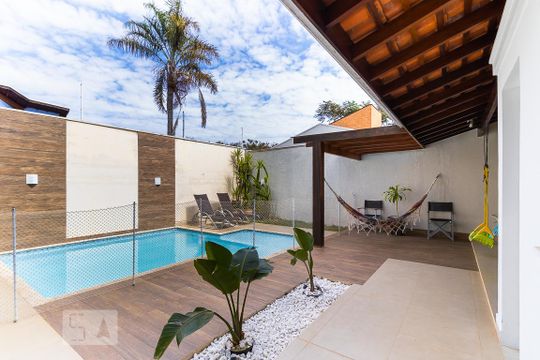 Quintal com piscina de casa de condomínio para alugar com 4 quartos, 300m² em Loteamento Caminhos de São Conrado (sousas), Campinas