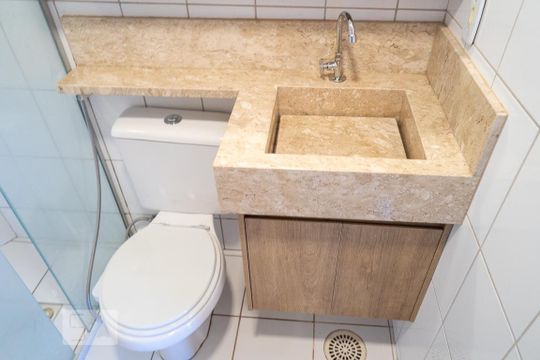 Banheiro social de apartamento à venda com 2 quartos, 47m² em Areal (águas Claras), Brasília