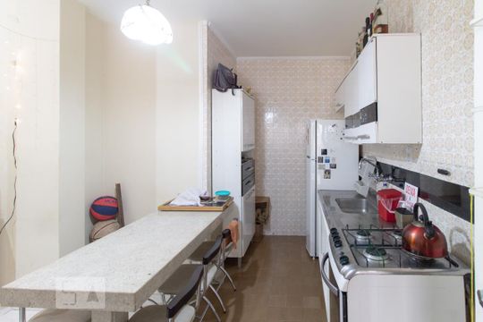 Cozinha de apartamento para alugar com 1 quarto, 55m² em Santa Cecília, Porto Alegre