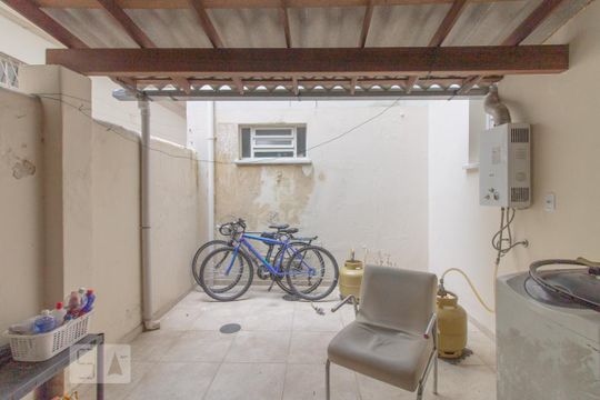 Pátio de apartamento para alugar com 1 quarto, 55m² em Santa Cecília, Porto Alegre