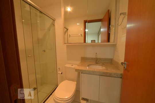 Banheiro de apartamento à venda com 1 quarto, 28m² em Setor de Habitações Individuais Norte, Brasília