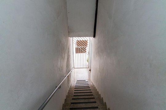 Escadas de acesso ao apartamento de apartamento para alugar com 1 quarto, 45m² em Parque Continental I, Guarulhos