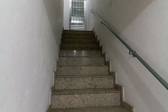 Escadas de acesso ao apartamento de apartamento para alugar com 1 quarto, 45m² em Parque Continental I, Guarulhos