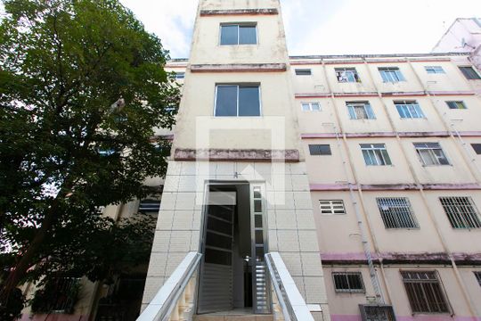 Fachada do bloco de apartamento para alugar com 2 quartos, 56m² em Conjunto Residencial José Bonifácio, São Paulo