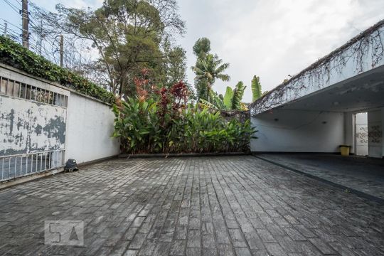 Garagem de casa à venda com 4 quartos, 1300m² em Chácara Monte Alegre, São Paulo