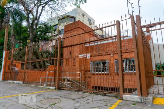 Fachada de casa à venda com 5 quartos, 640m² em Jardim do Salso, Porto Alegre